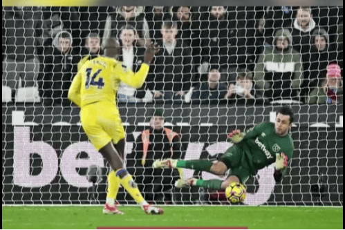 足球ABC丨足球比赛中，什么叫帽子戏法？