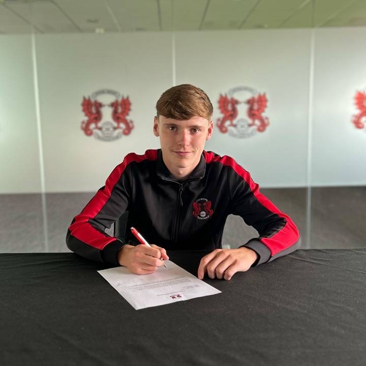 官方：曼联与19岁中场穆尔豪斯续约3+1，将他外租至莱顿东方