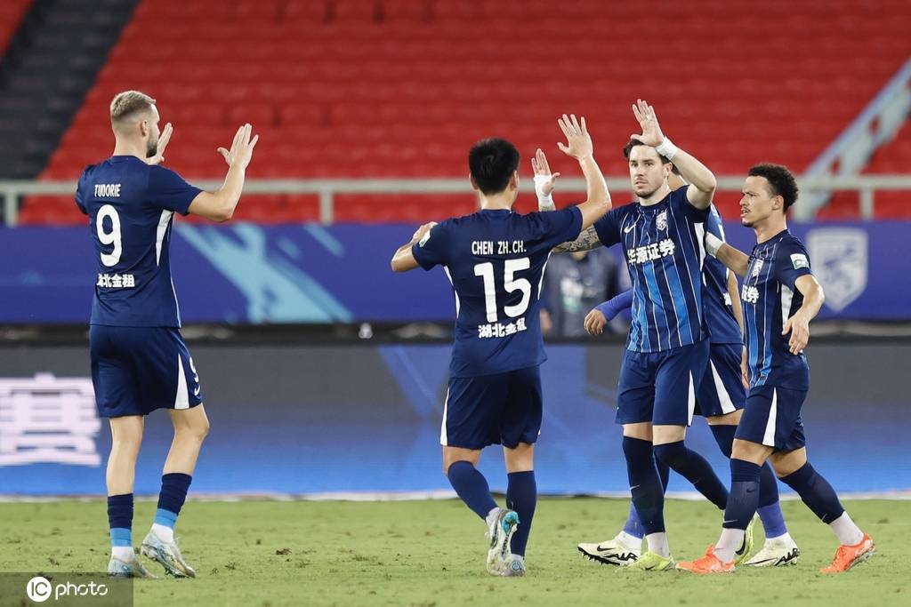 中超-恩戈姆传射 梅州2-1三镇获近12轮首胜