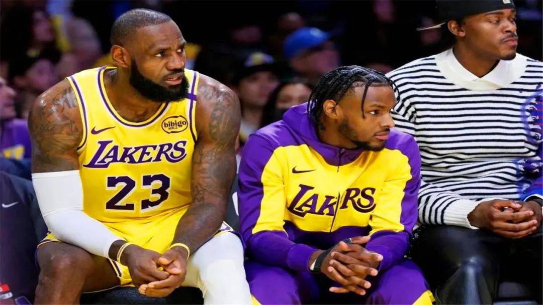 跳出合同？詹姆斯退役时间基本确定，湖人队威逼利诱：下家二选一